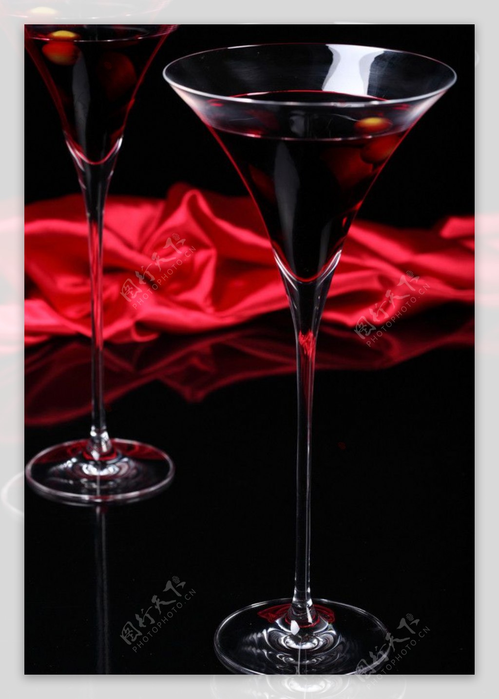 红葡萄酒红色丝绸图片