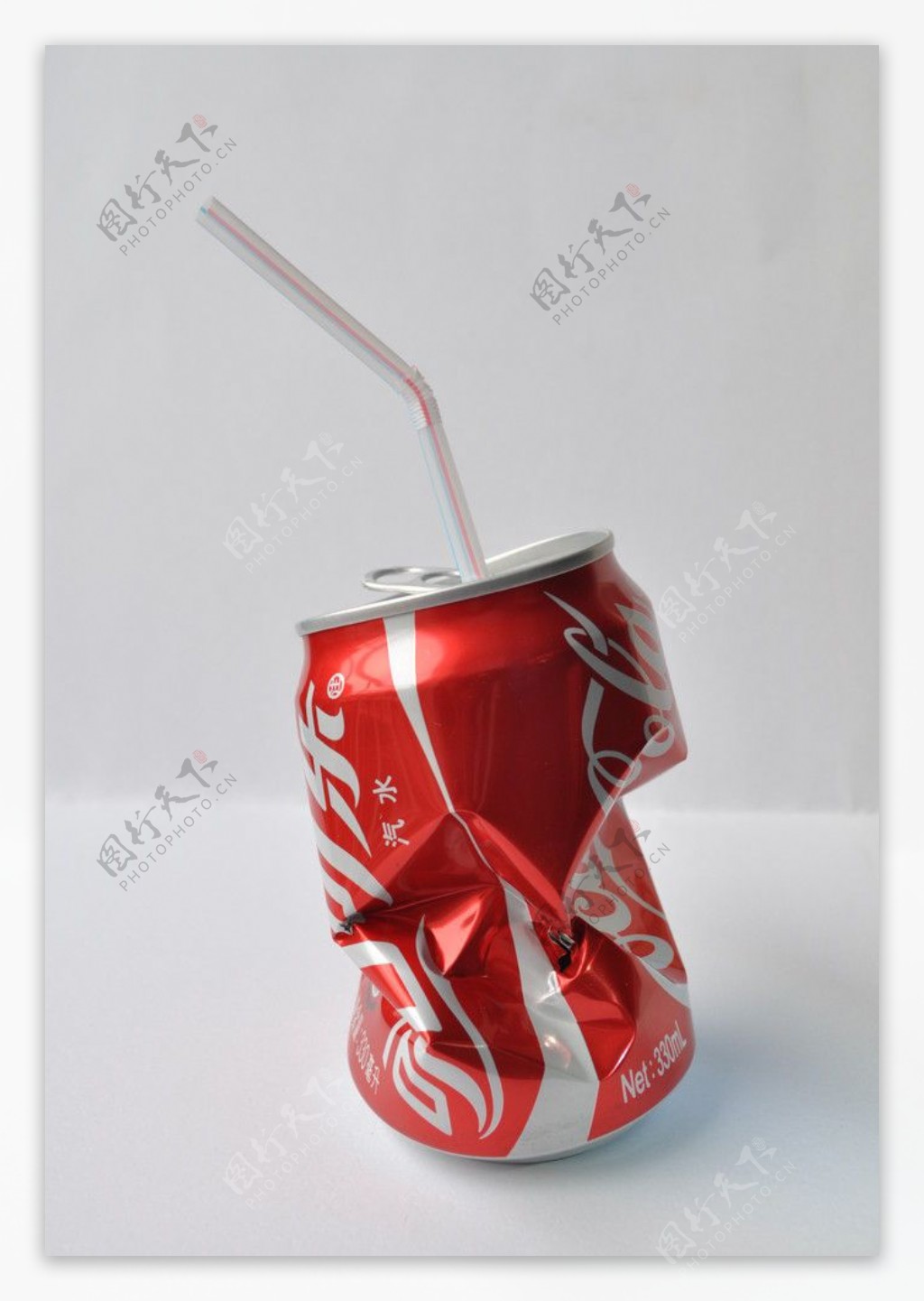 扭曲的可乐罐图片