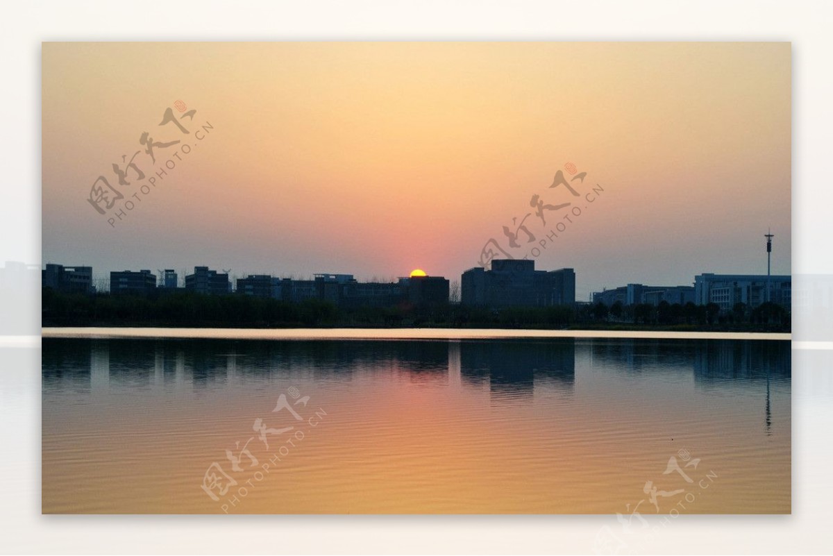 湖畔夕阳图片