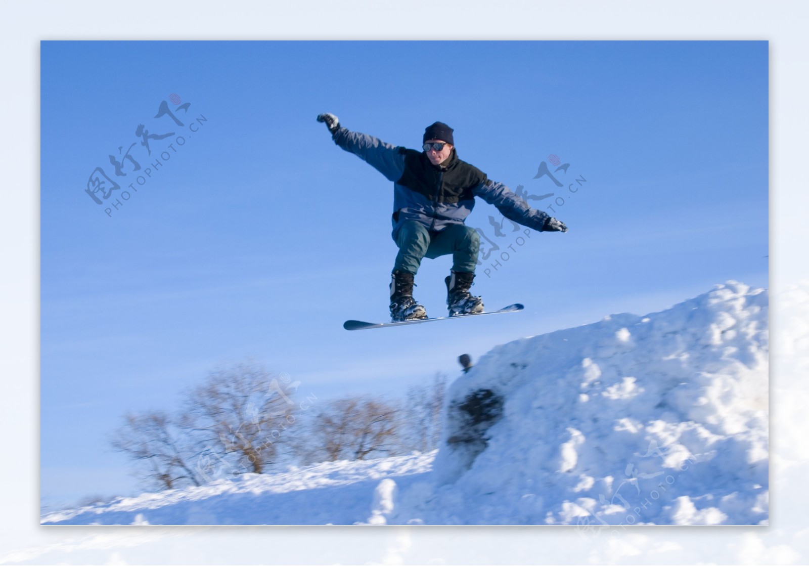 滑雪者腾空跃起图片