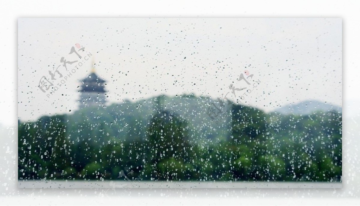 雨中的雷峰塔图片