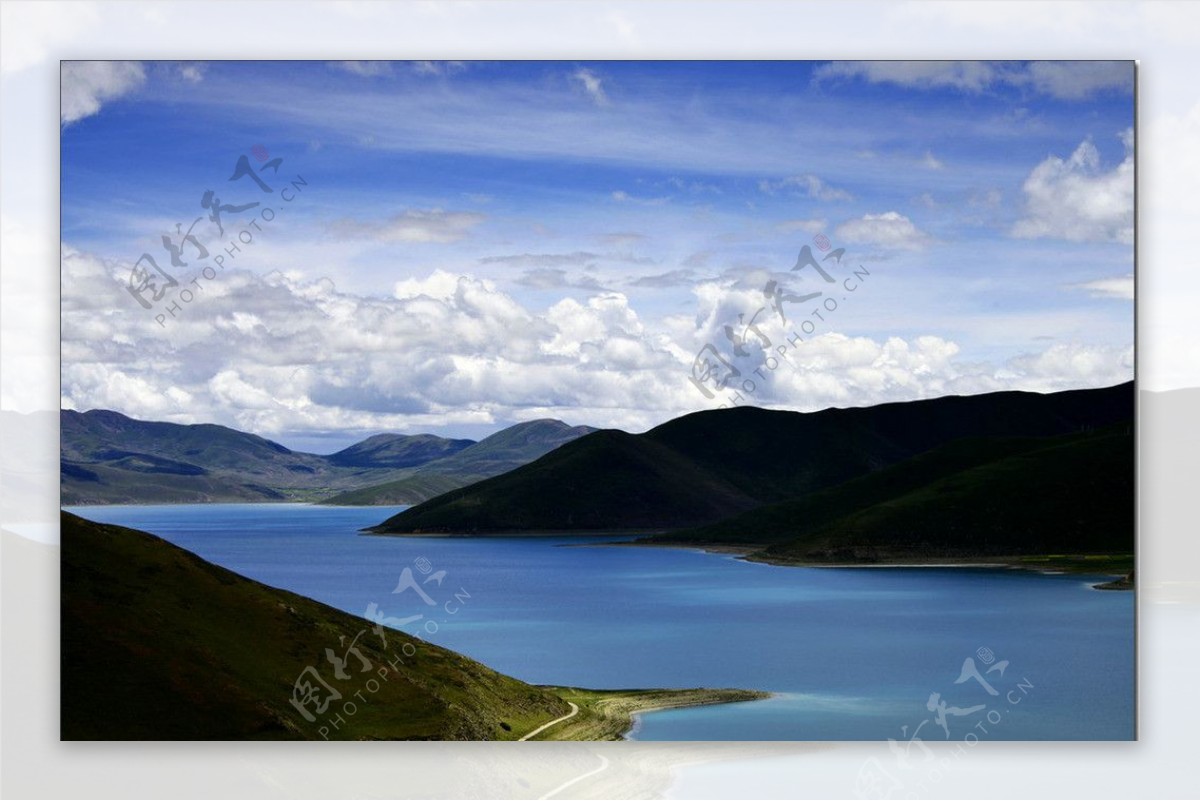 湖泊蓝天白云图片
