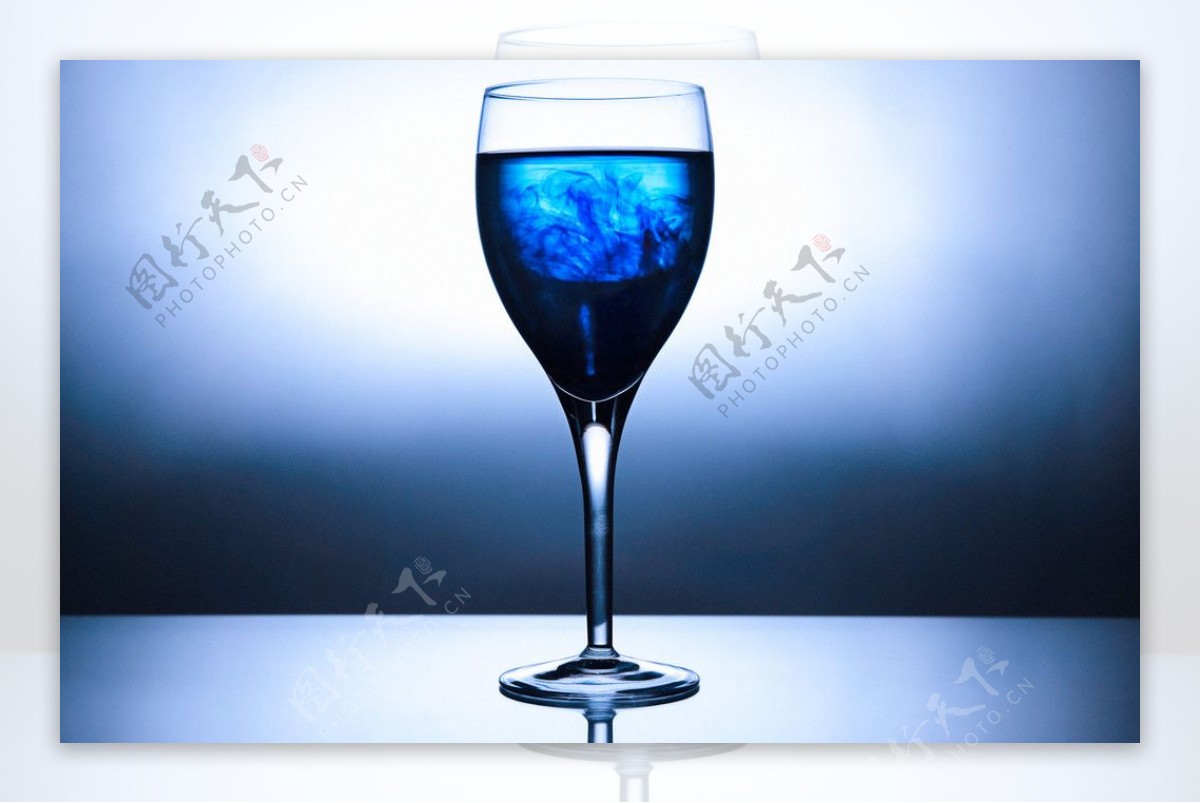玻璃杯里的蓝墨晕染图片