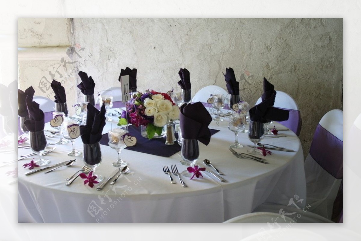 桌子餐桌布置紫色餐巾花球花艺图片