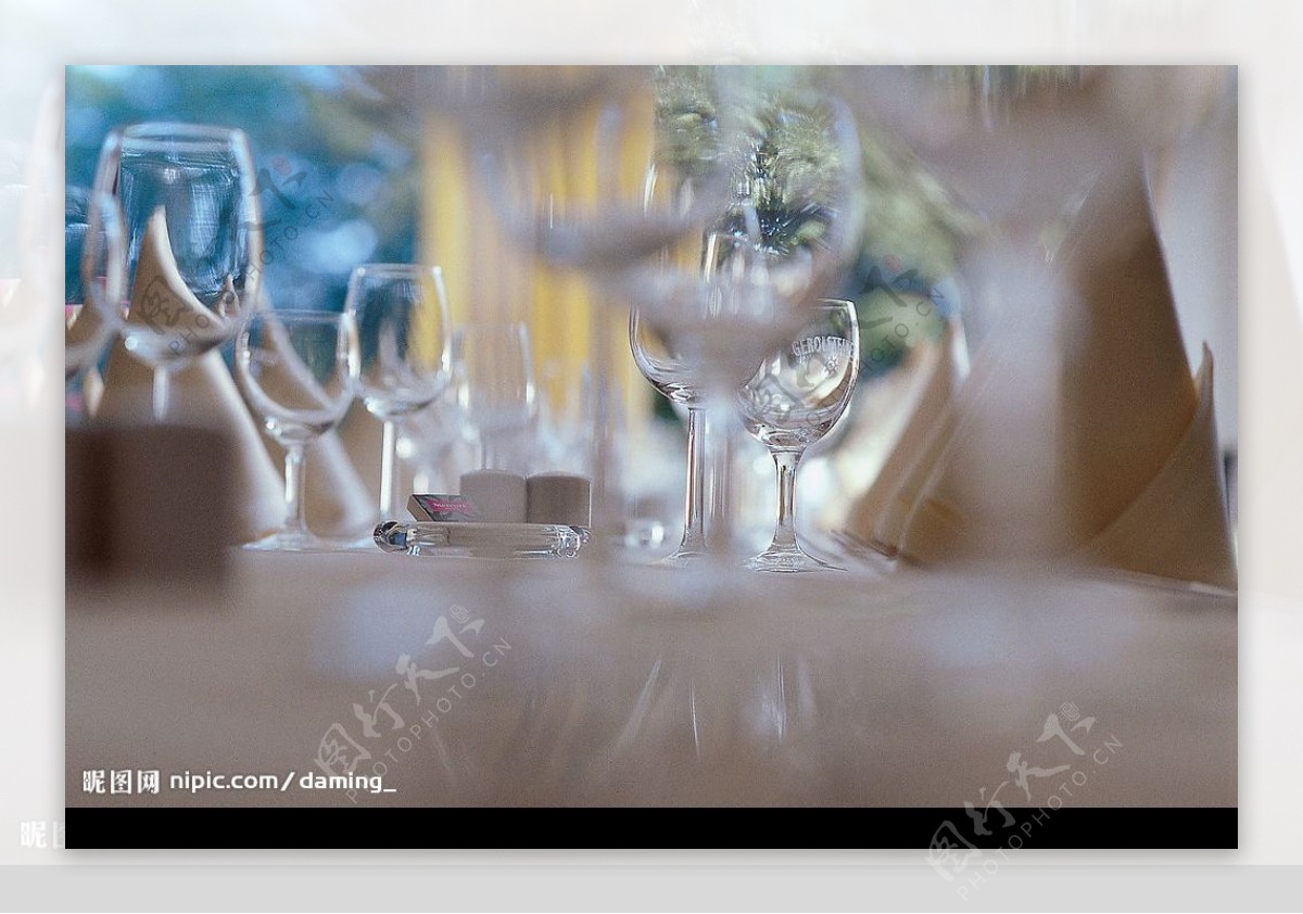 西餐桌玻璃杯图片