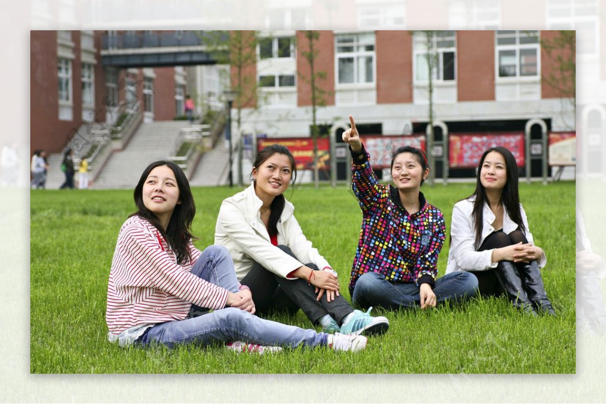 草地上的学生图片