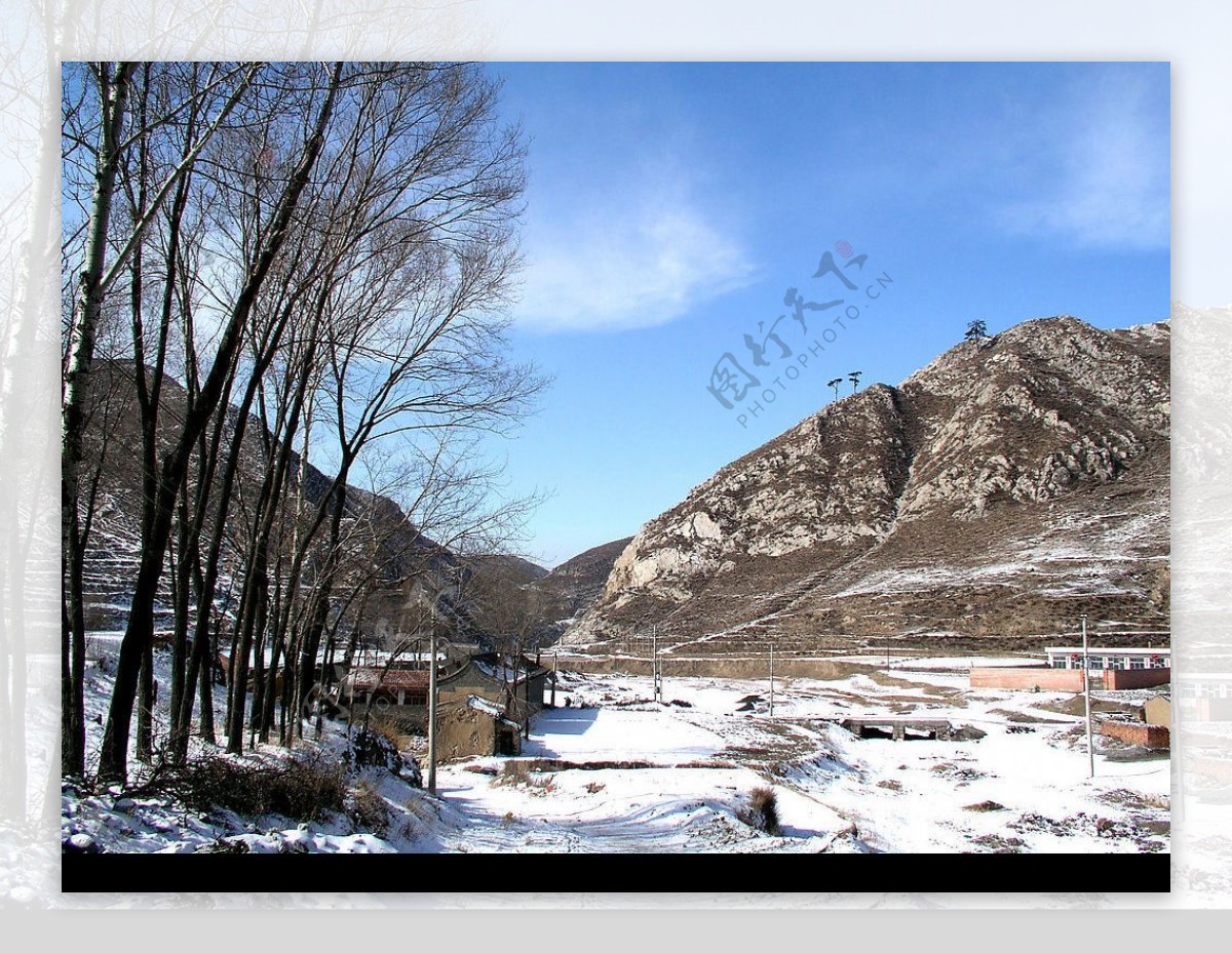 小山村雪景图片