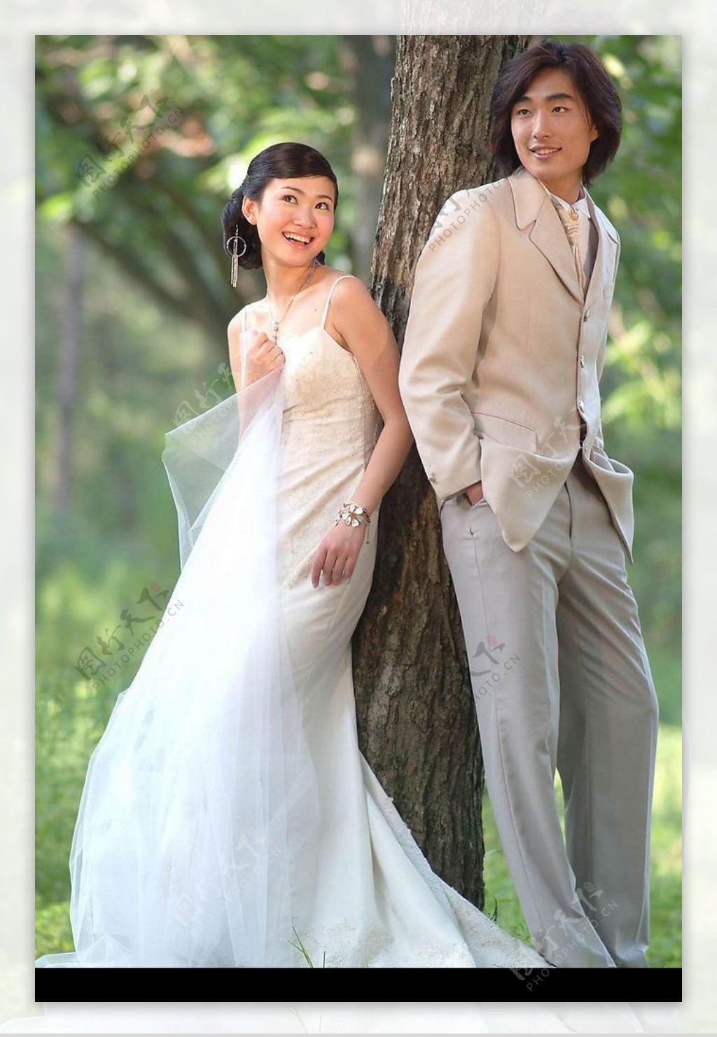 古典而时尚的婚纱大树下图片