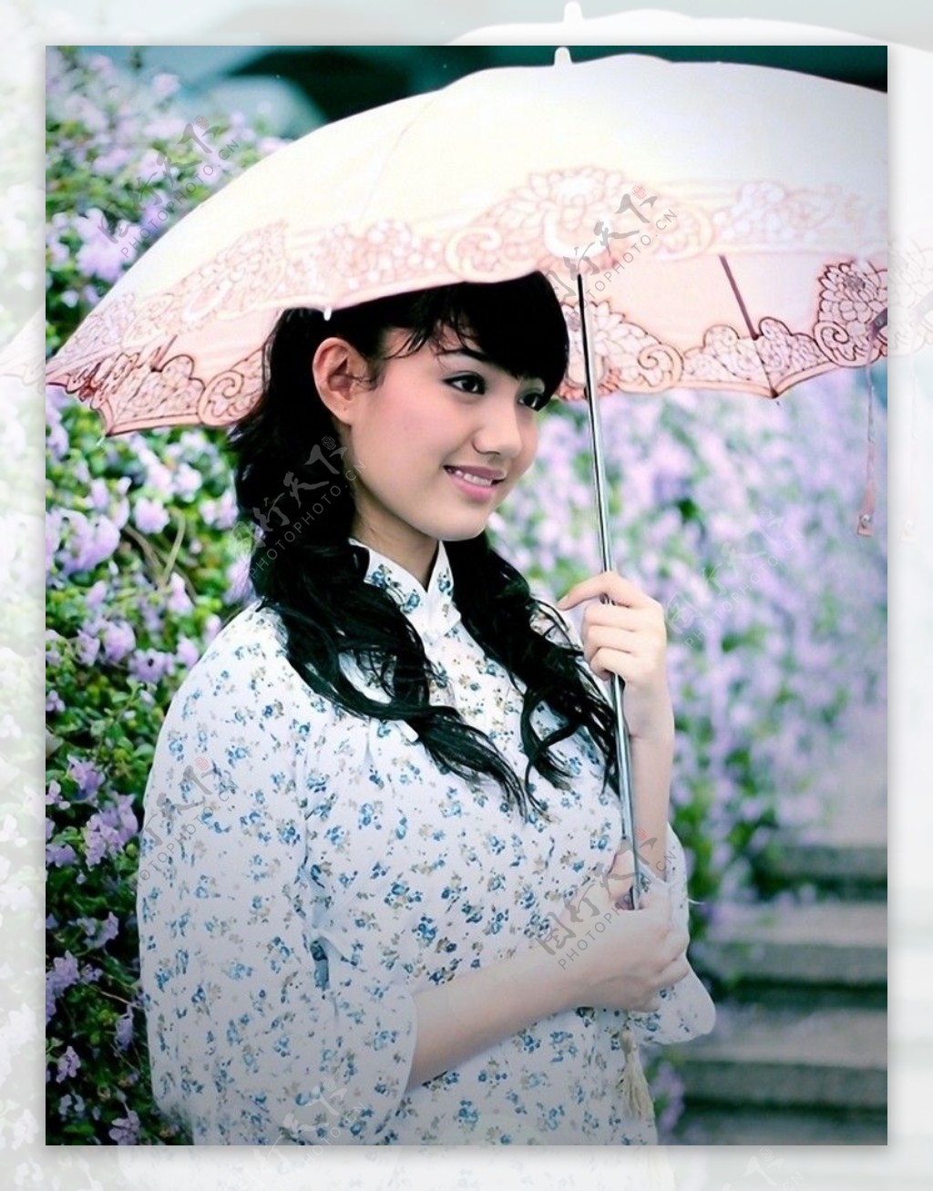 女人拿着伞的照片 · 免费素材图片