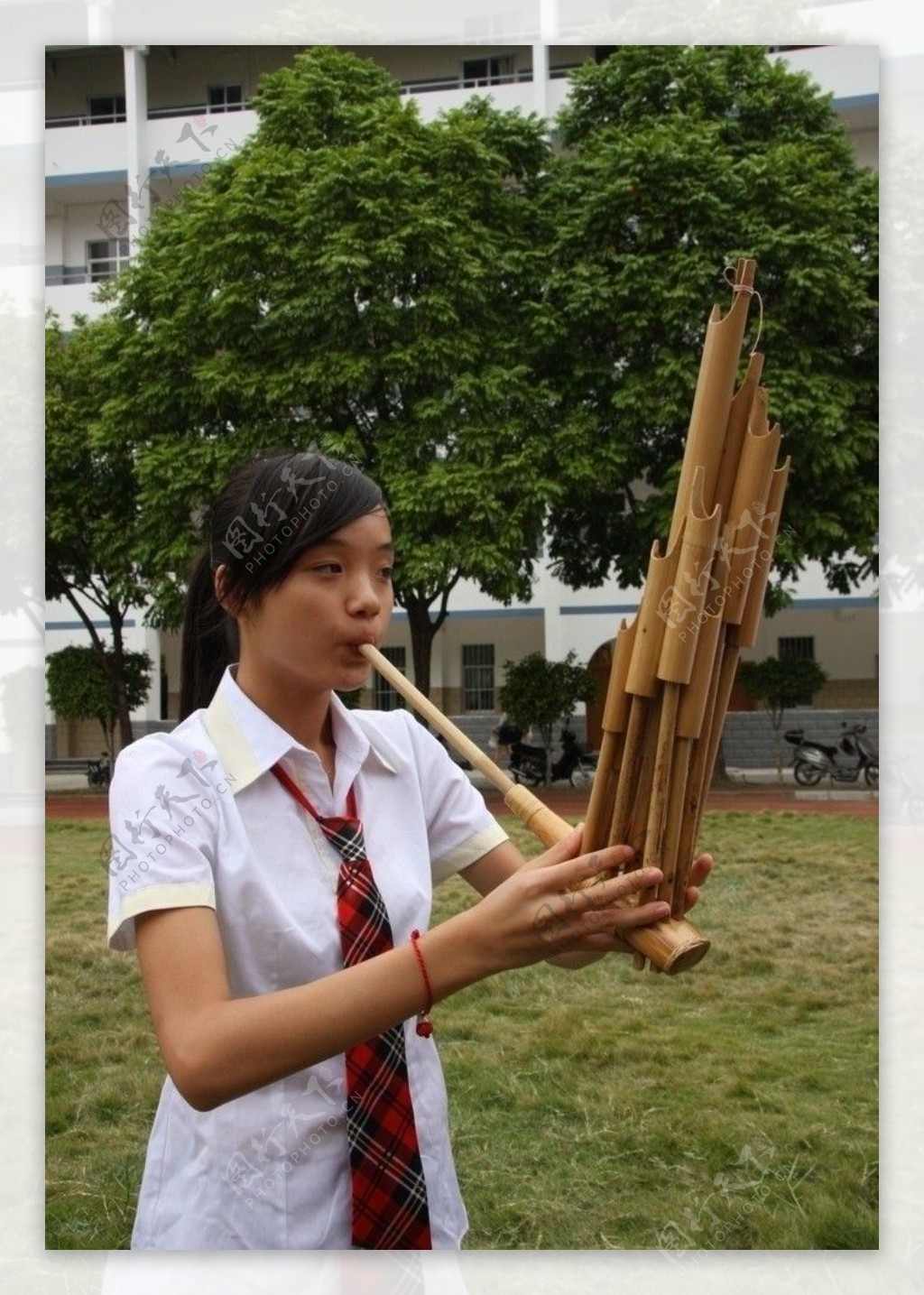 美女吹芦笙图片