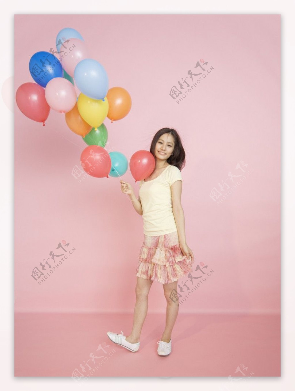 拿着彩色气球的快乐美女图片