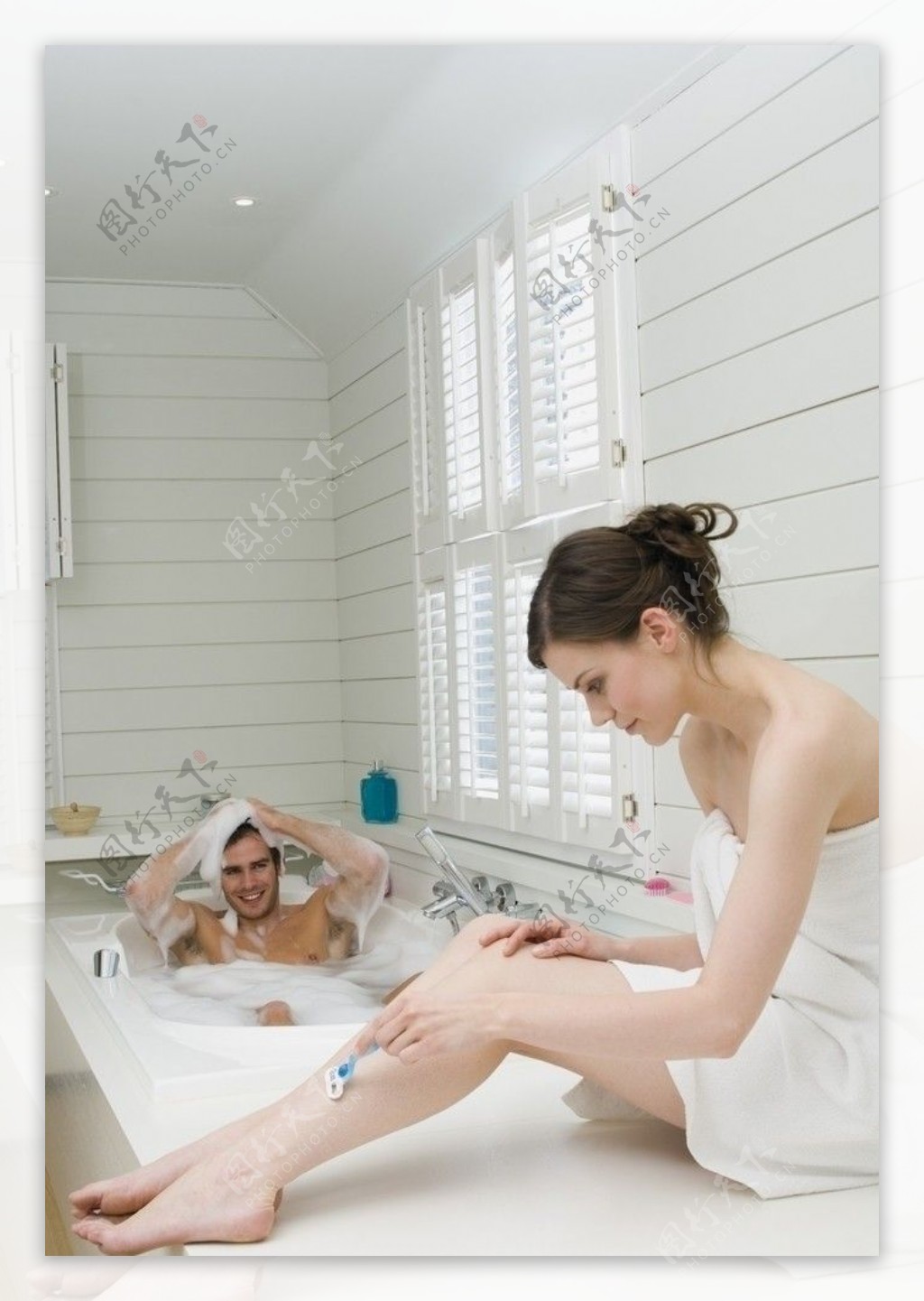 年轻夫妇在浴室拥抱-蓝牛仔影像-中国原创广告影像素材