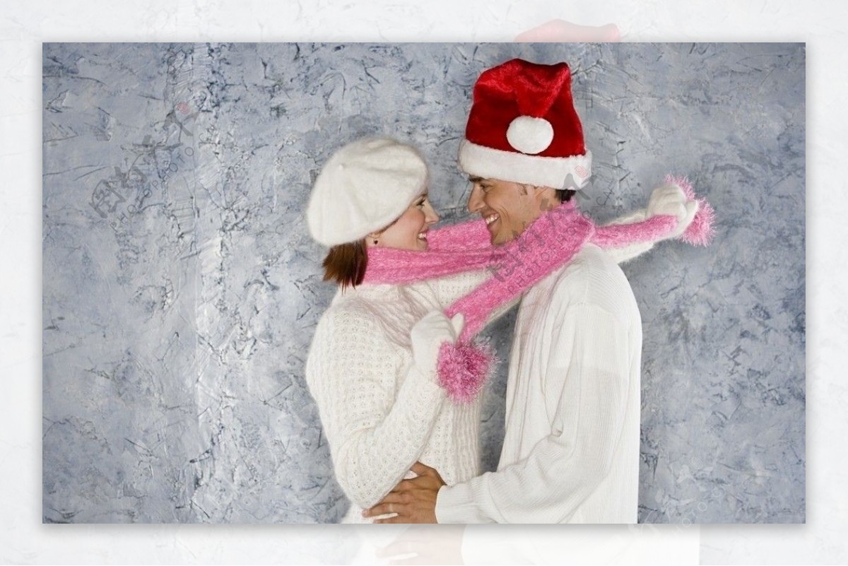 围巾圈在一起的圣诞甜蜜情侣图片