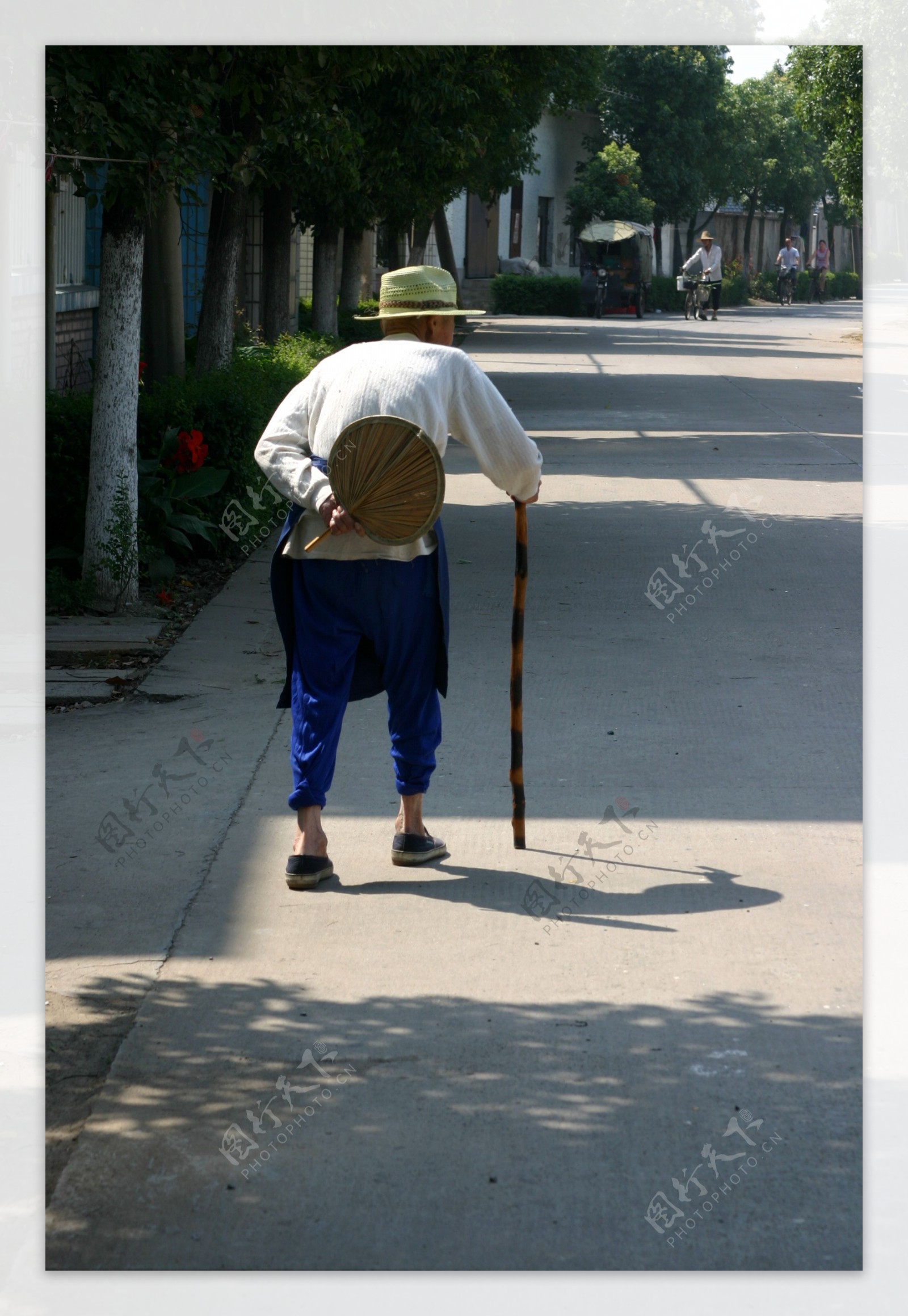 拄拐杖的老人图片