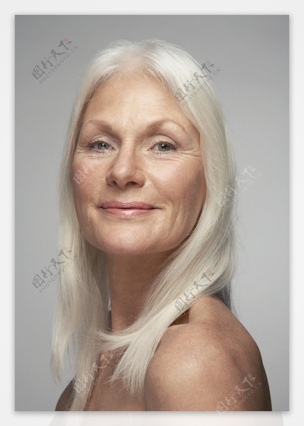 美容的老年妇女图片