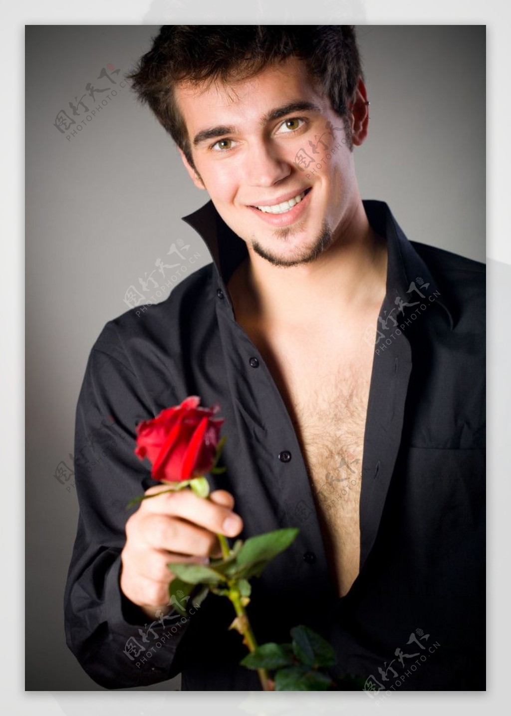 拿着一枝玫瑰的帅哥图片
