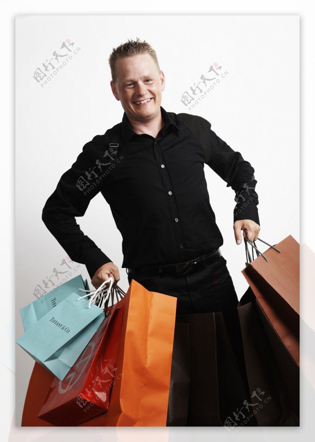 拎购物袋的男人图片