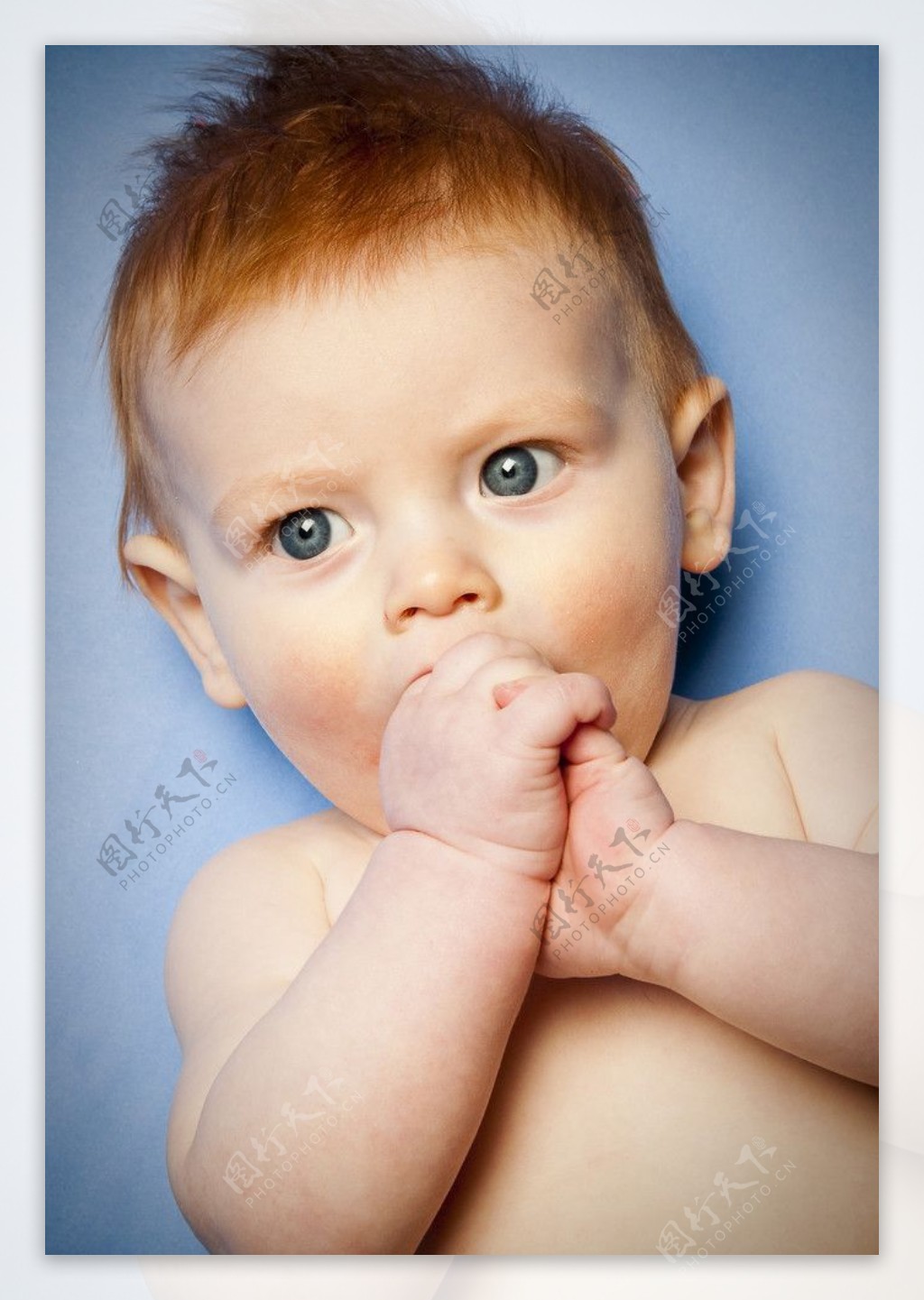 咬手指的可爱婴儿宝宝图片