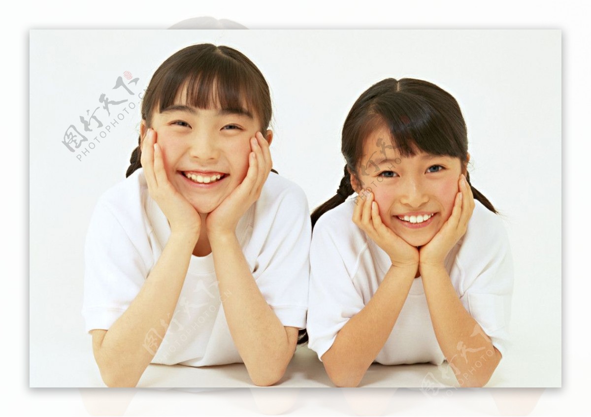 两个灿烂微笑的小女孩小姐妹图片