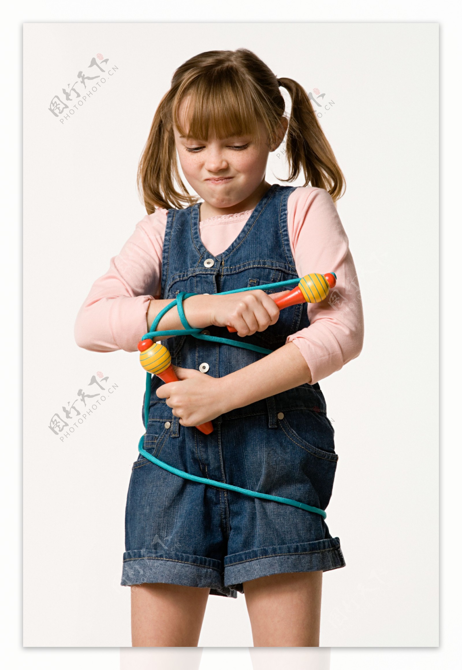玩跳绳的小女孩图片