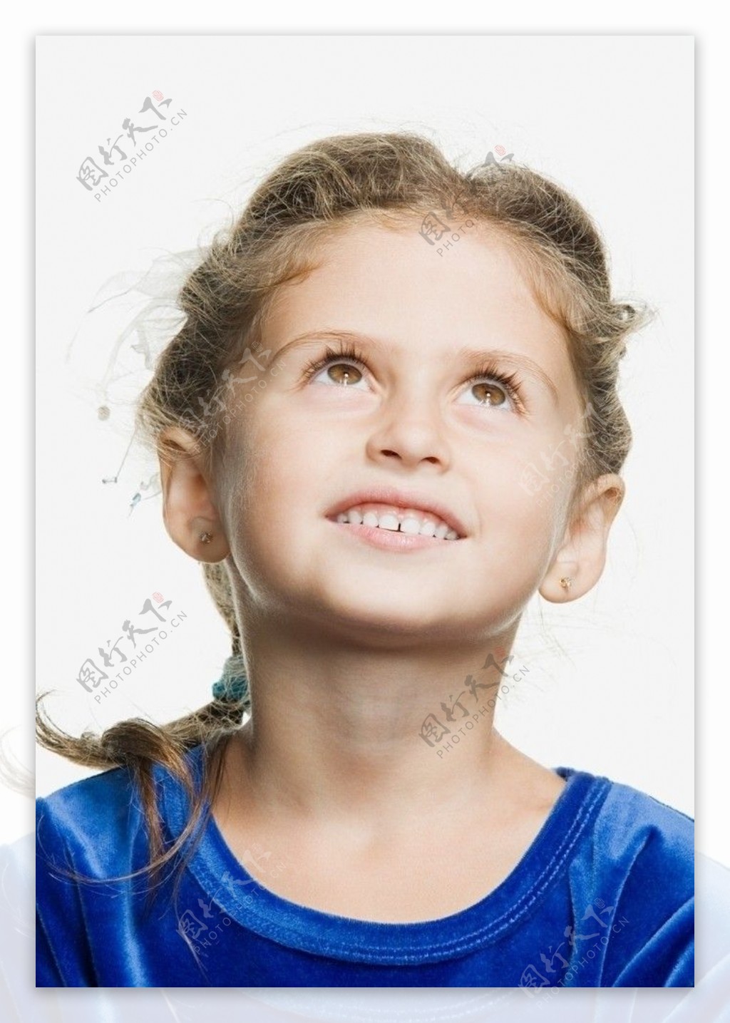 出神微笑的小女孩图片