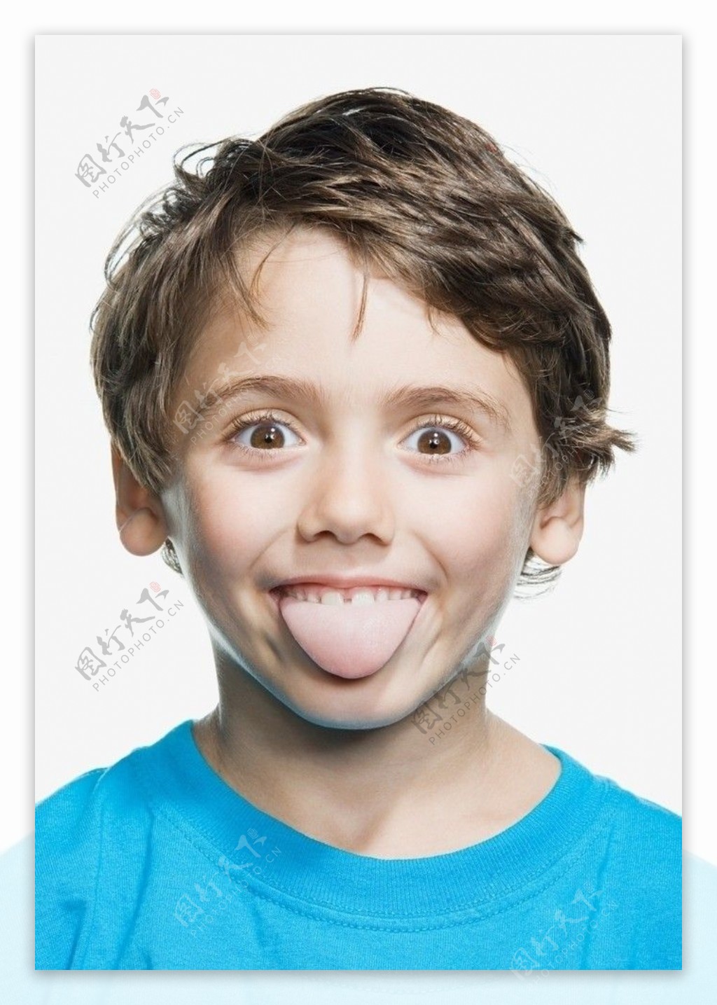 伸舌头做鬼脸的小男孩图片