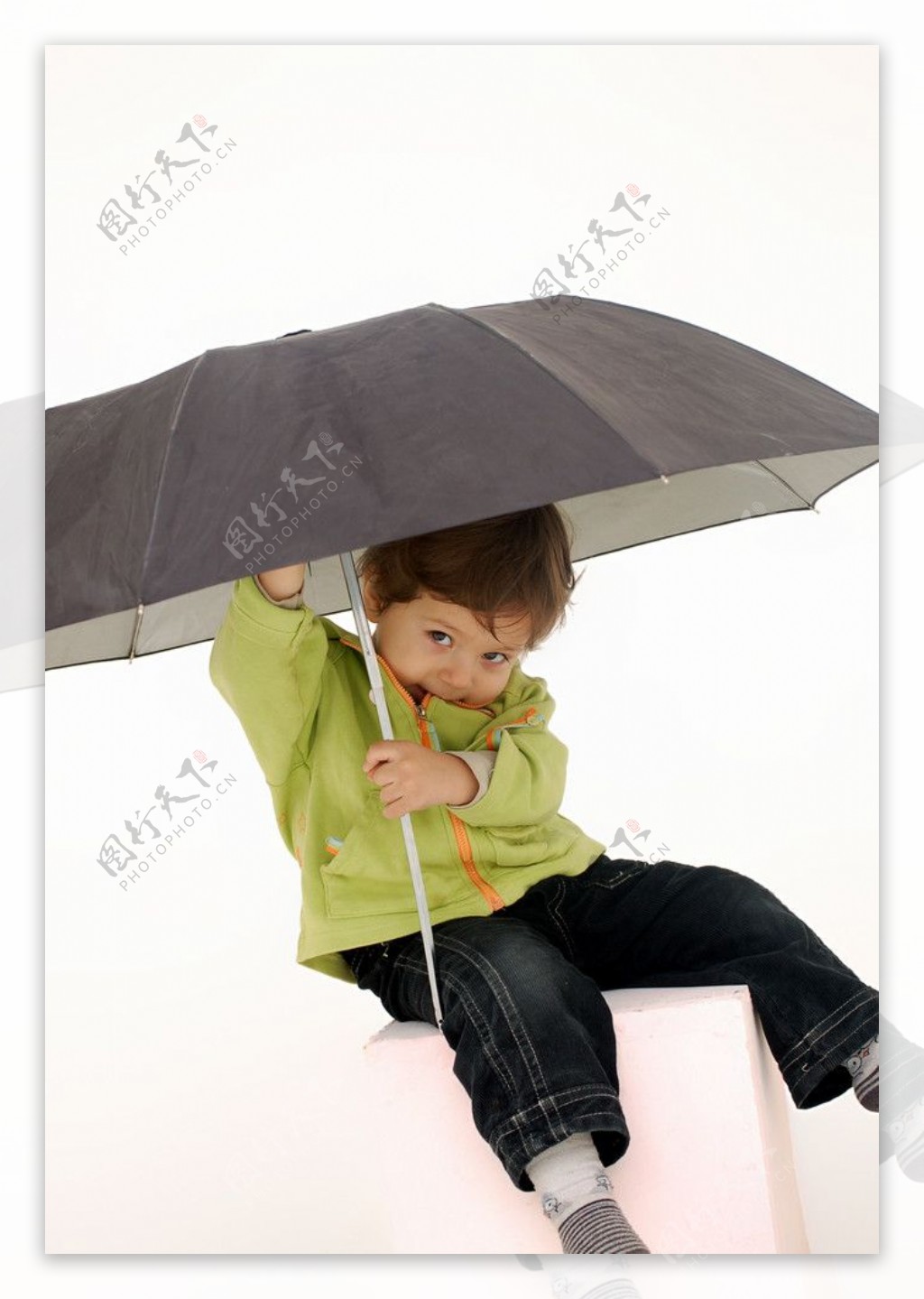 撑伞小男孩图片
