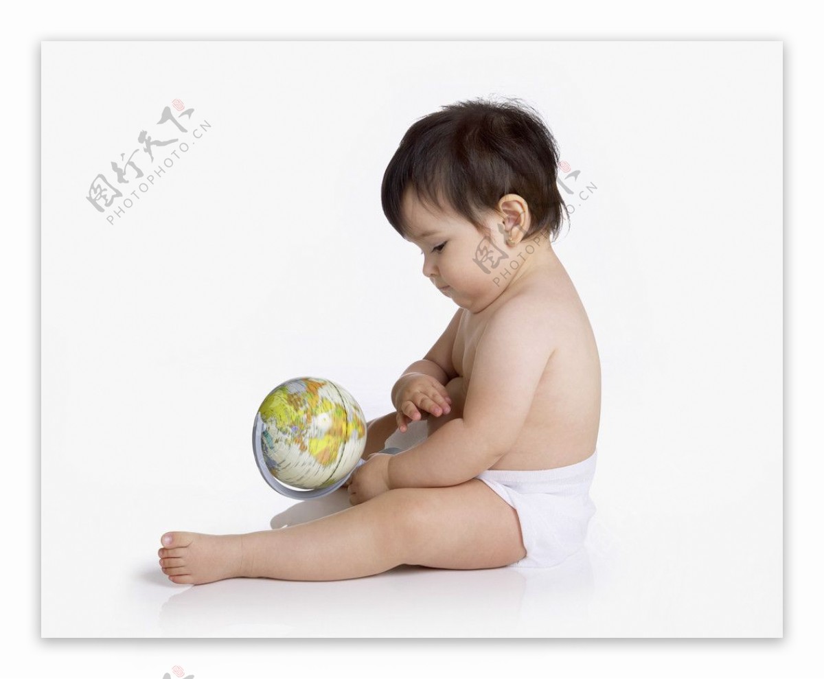 玩地球仪的宝宝婴儿图片