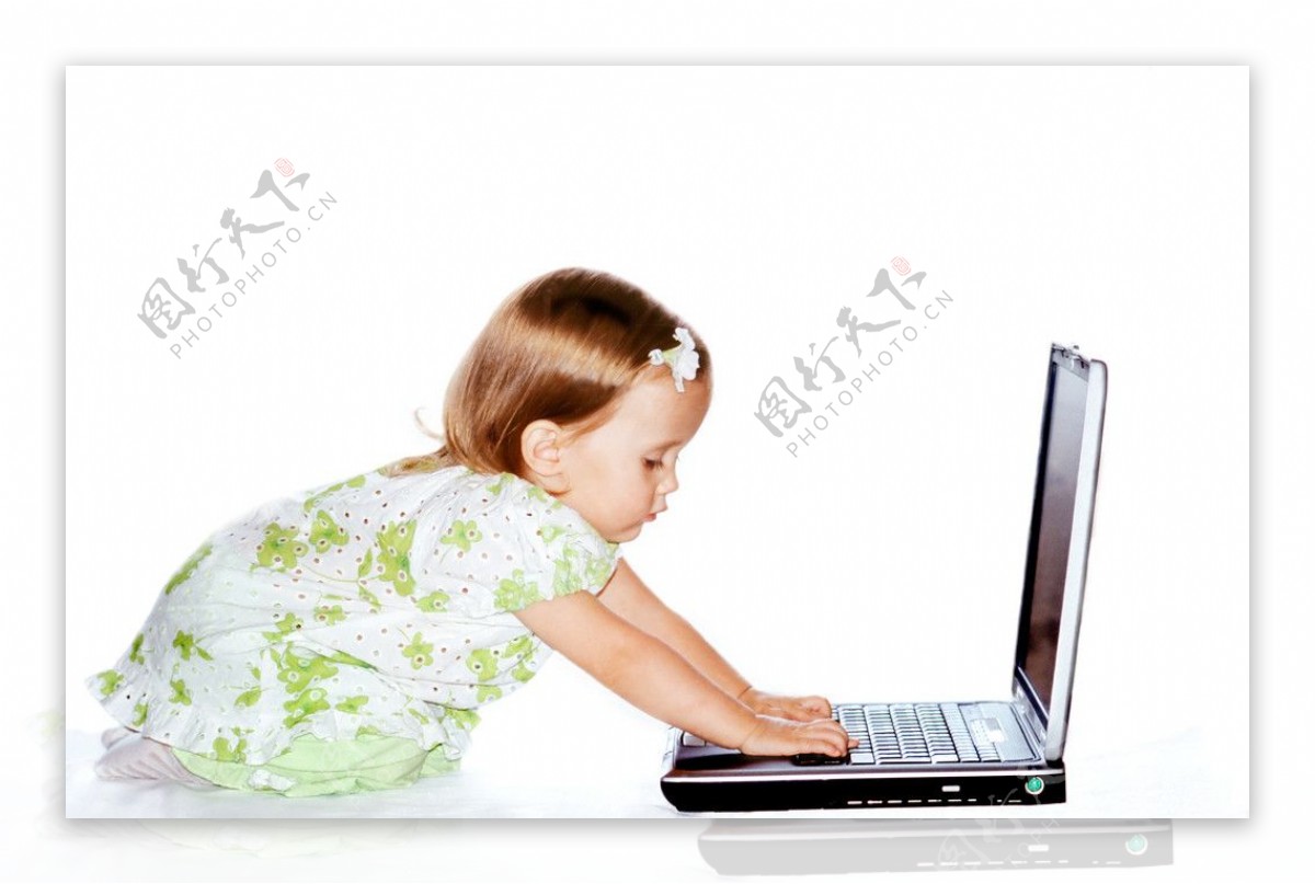 玩笔记本电脑的可爱女婴儿宝宝图片