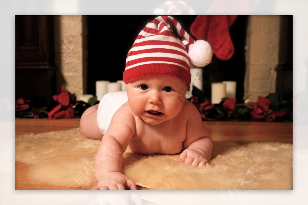戴着帽子在地上爬的婴儿图片