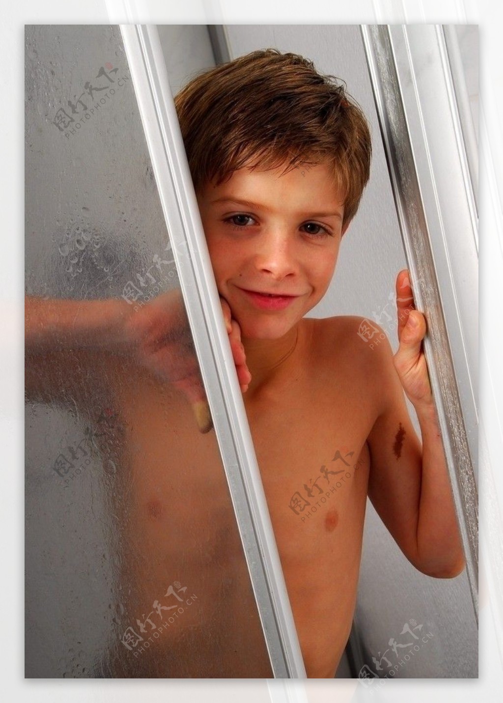 从淋浴间向外看的男孩图片