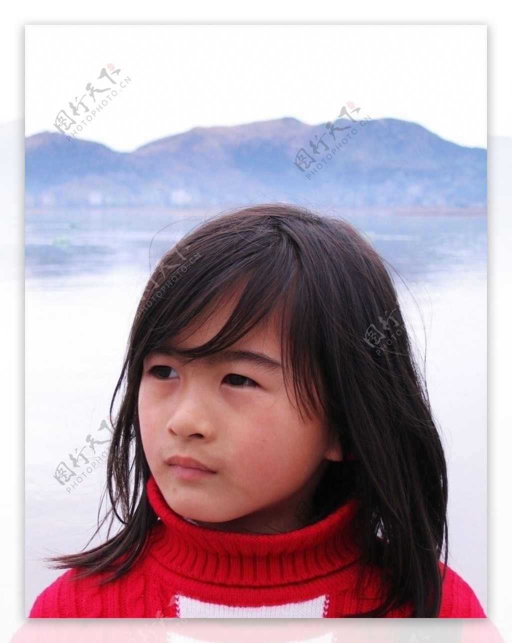 湖边红毛衫小女孩图片
