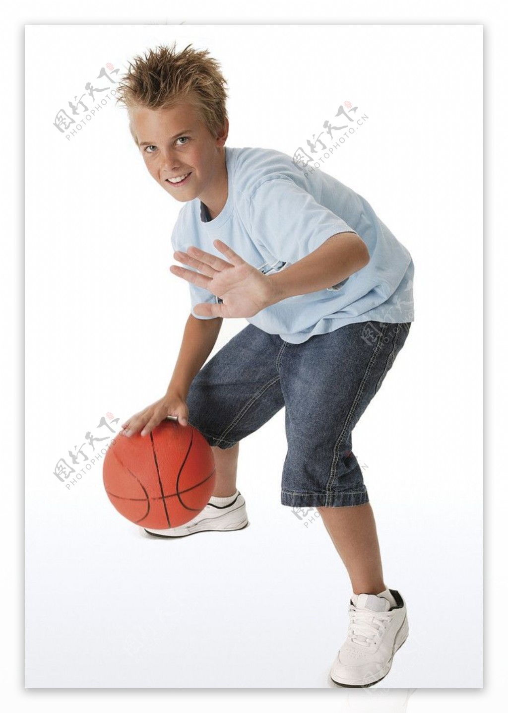 孩子玩篮球图片