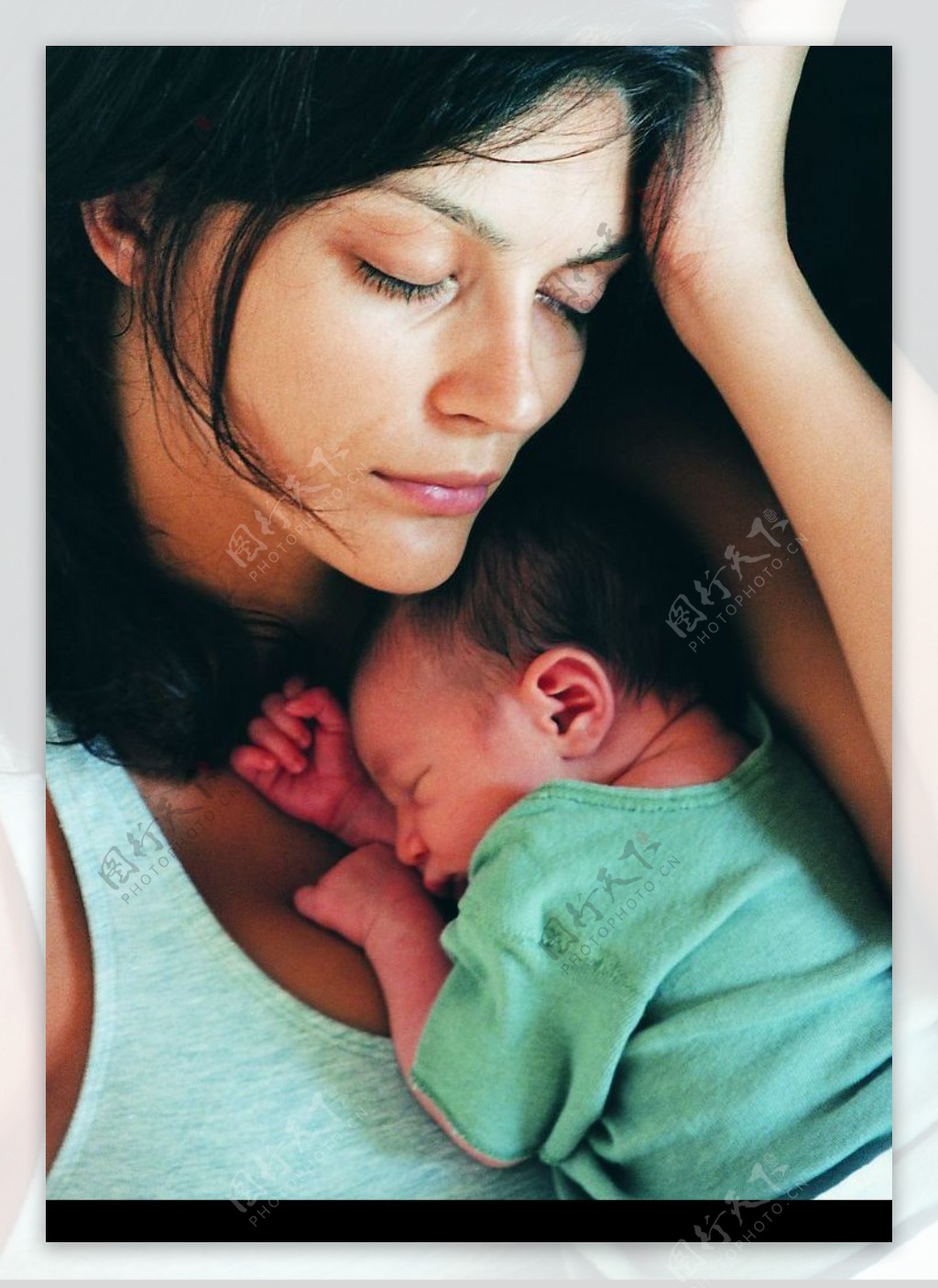 妈妈抱婴儿图片