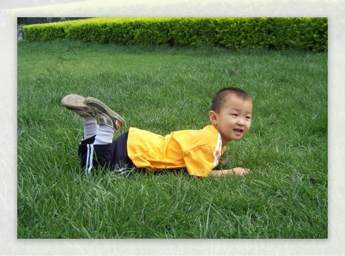 草地上快乐玩耍的男孩图片