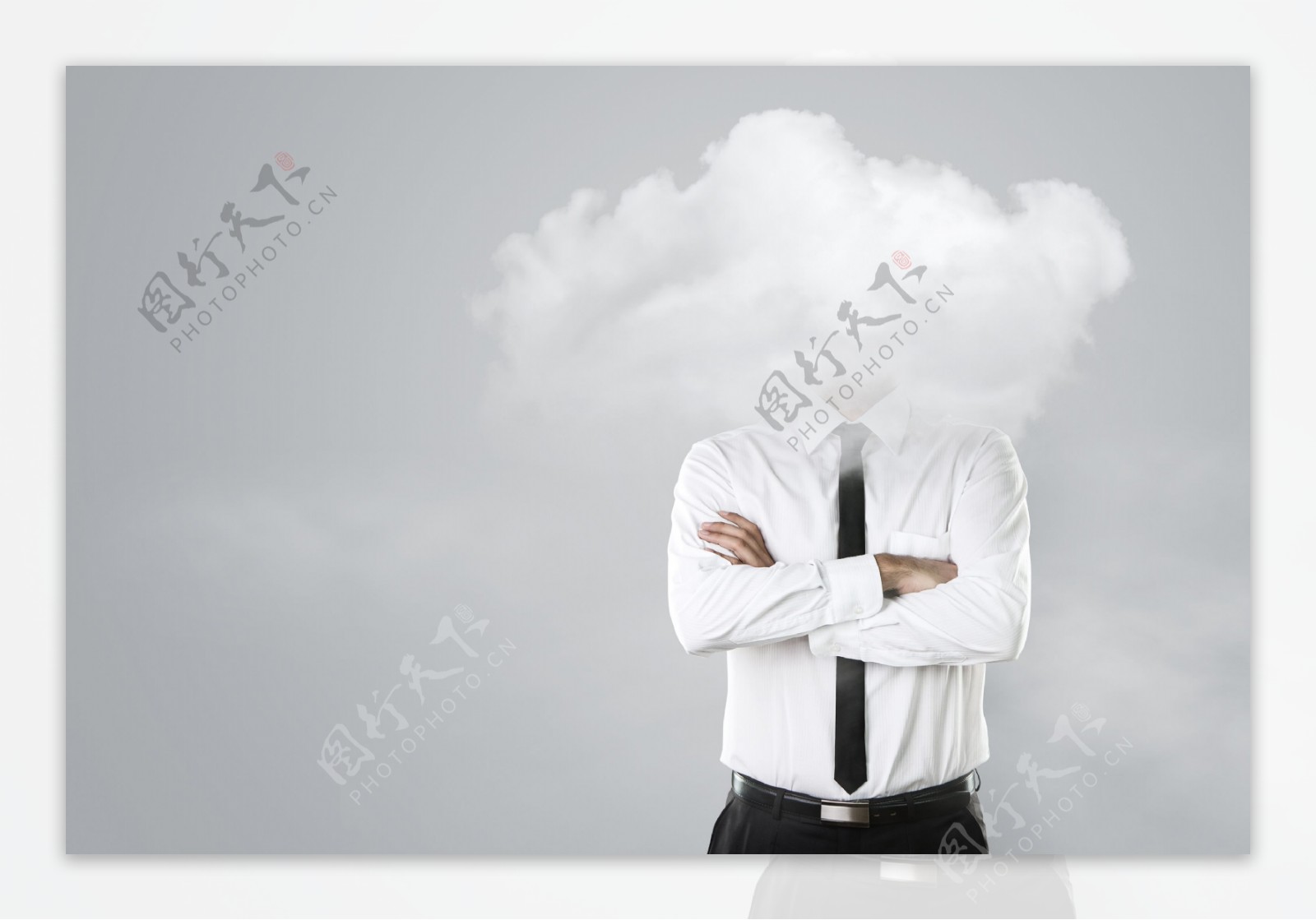 呼吸污染空气的商务人物图片