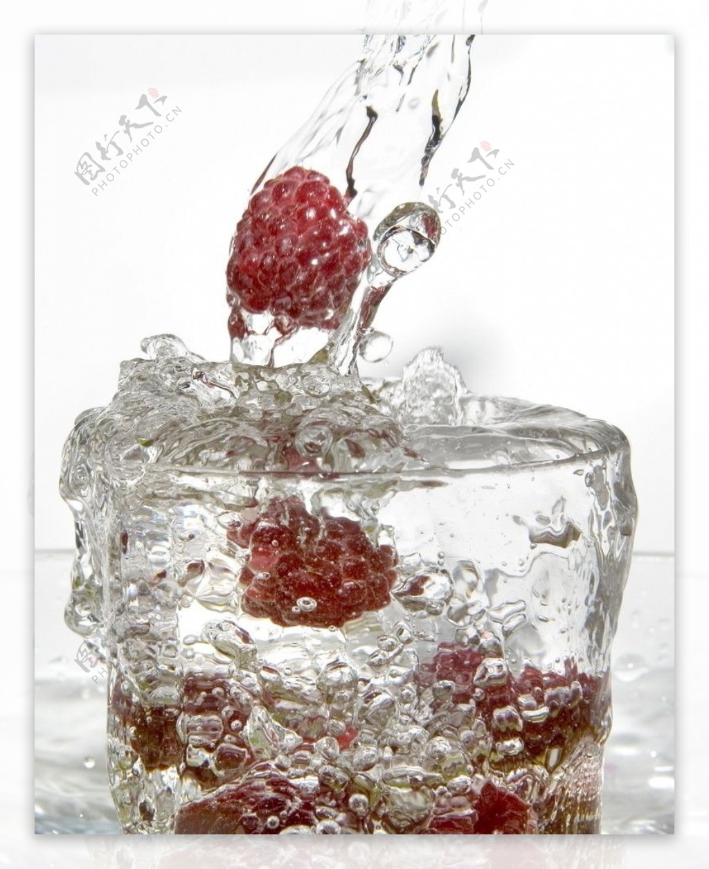 动感冰块饮料水柱草莓图片
