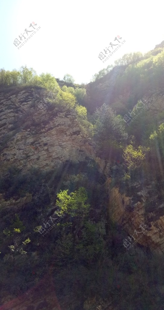 山林中的崖壁