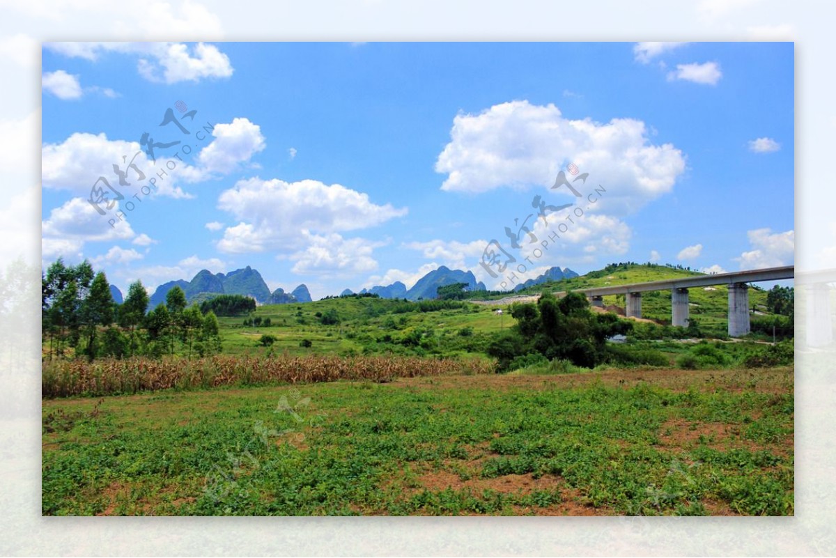 山岗蓝天