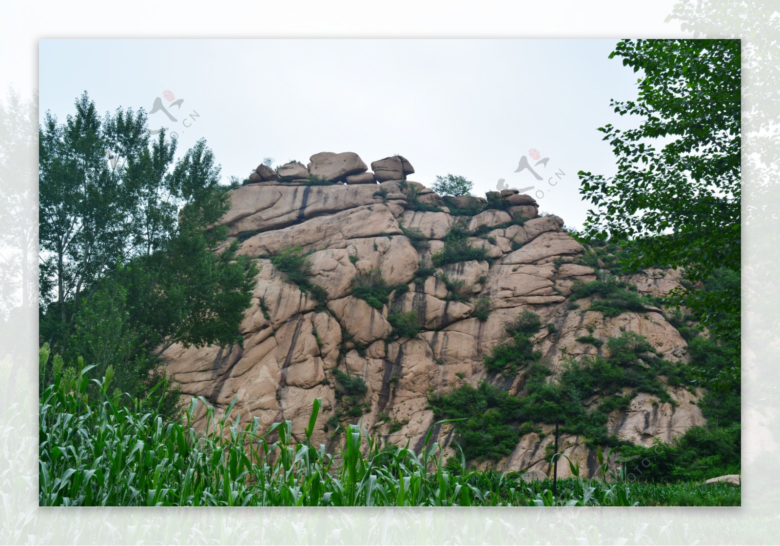 山坡上草地上有石头的山景和蓝色高清摄影大图-千库网