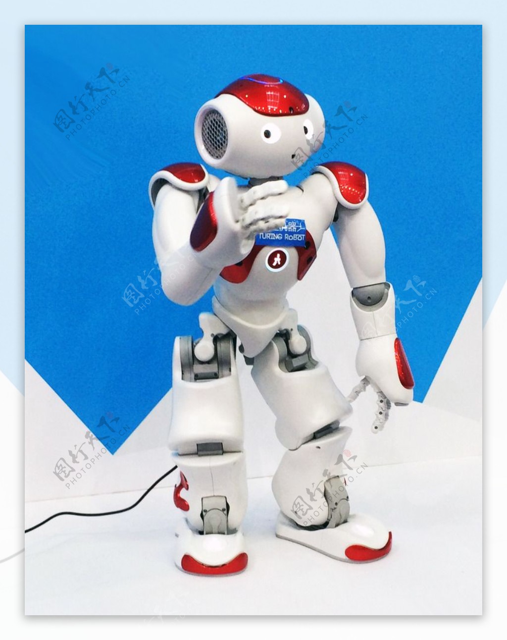 智能红色跳舞机器人