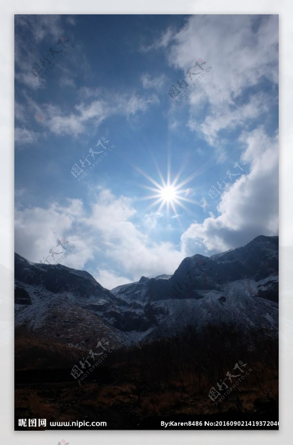 阳光下的雪山