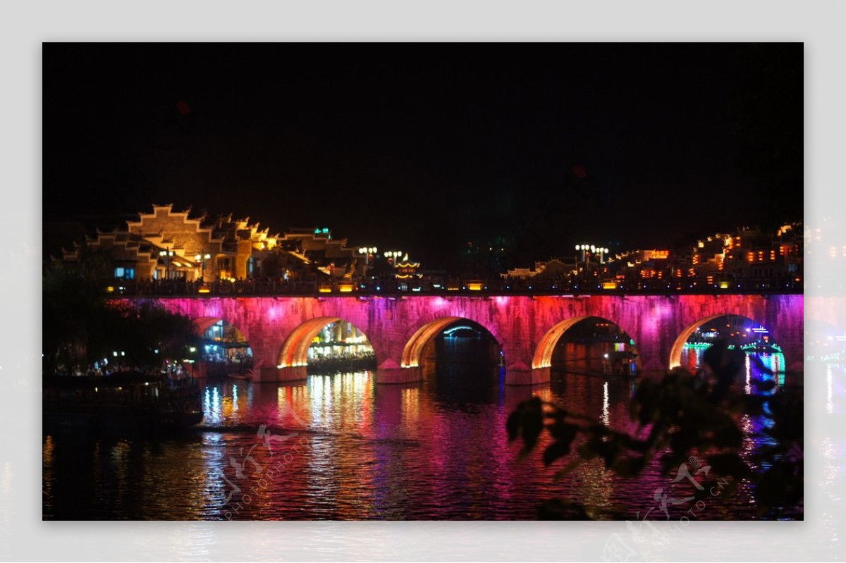 红色灯光的镇远河大桥