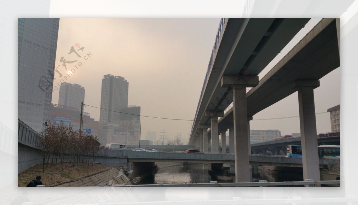 城市高架桥雾霾