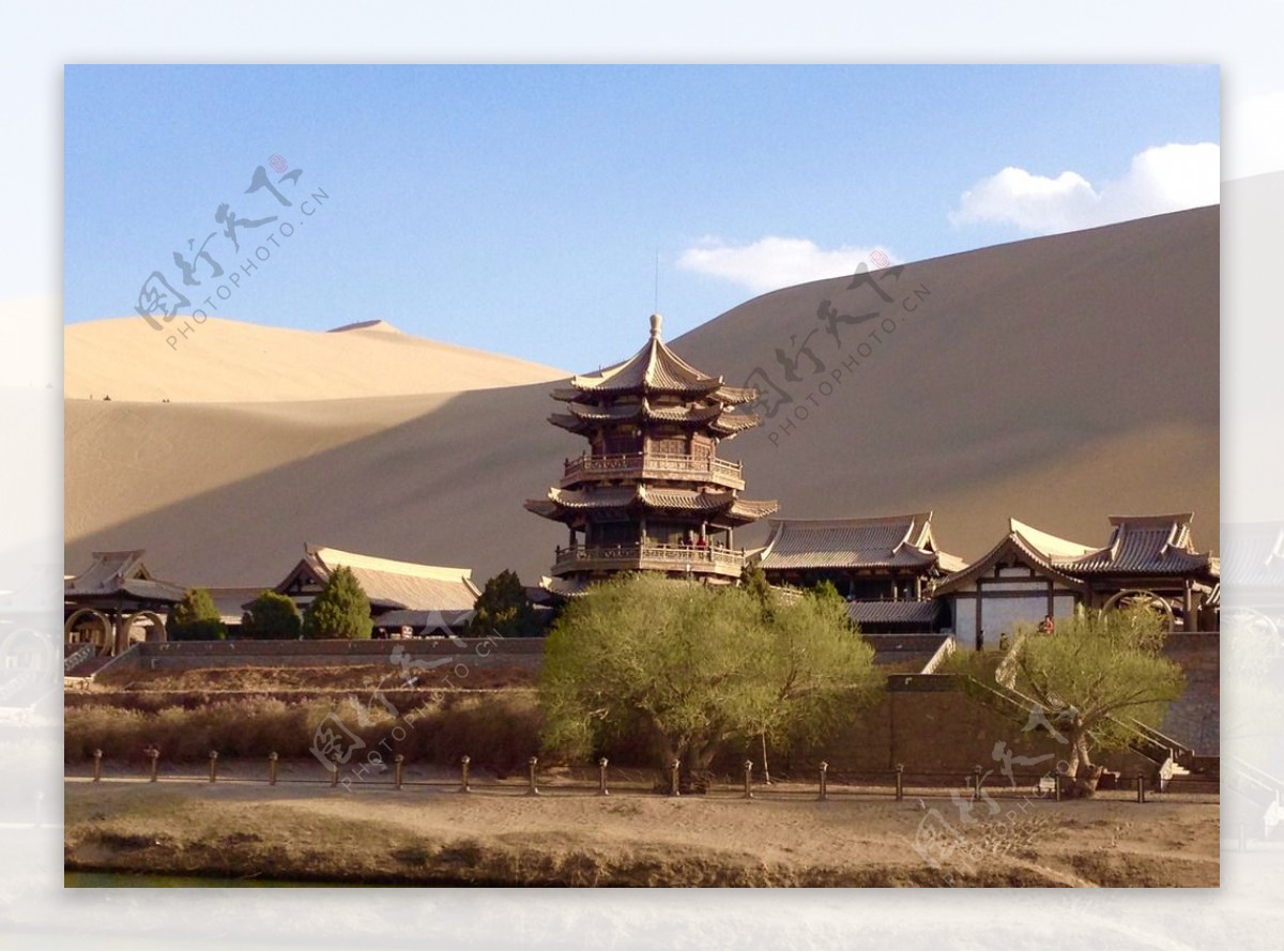 甘肃敦煌鸣沙山月牙泉景区