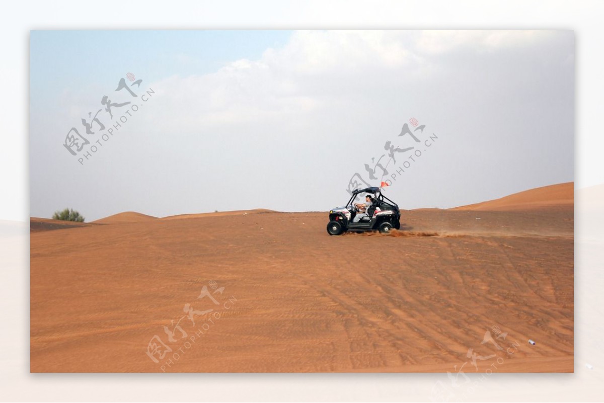 沙漠中的冲沙车