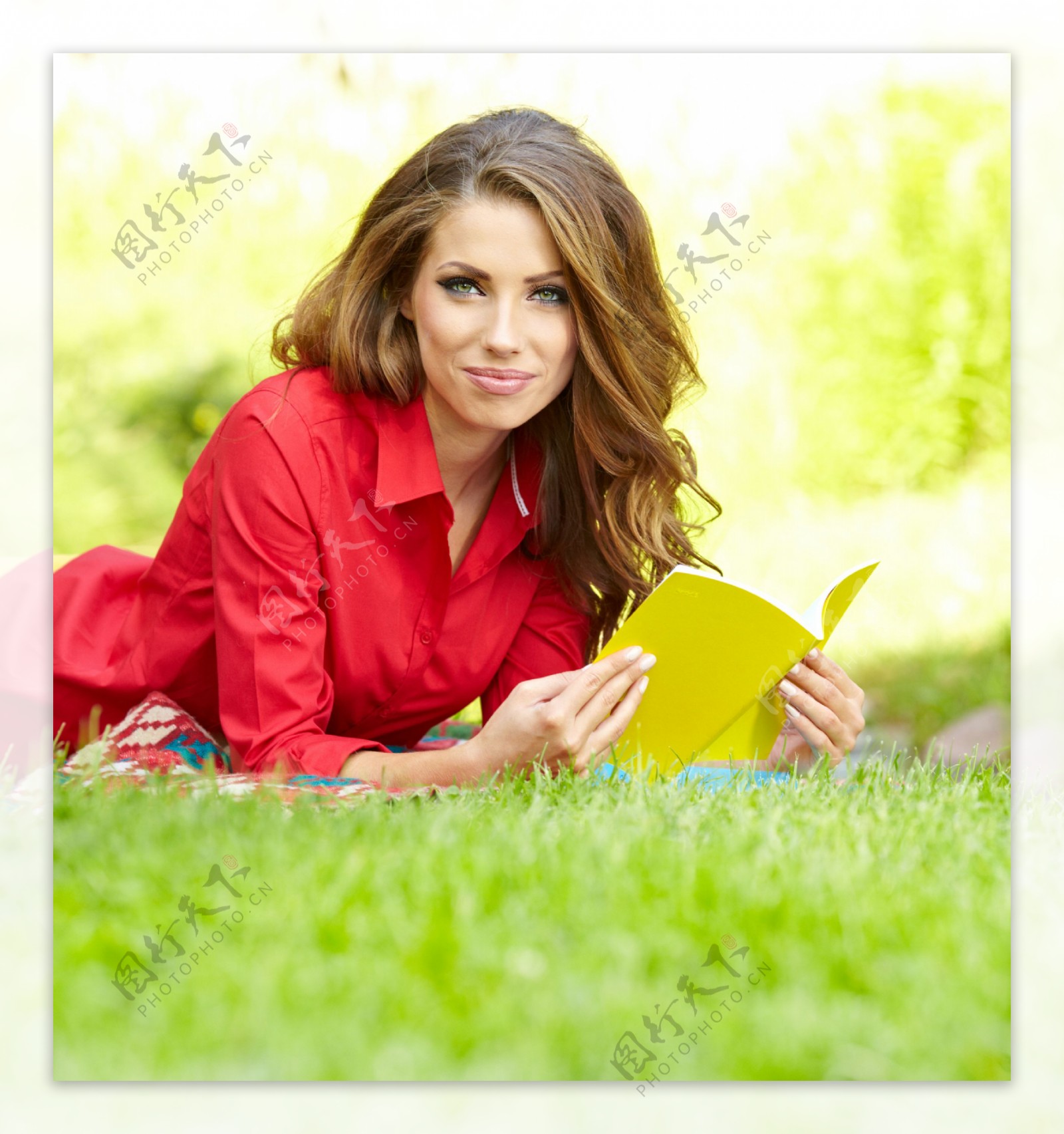 趴在草地上看书的外国美女图片