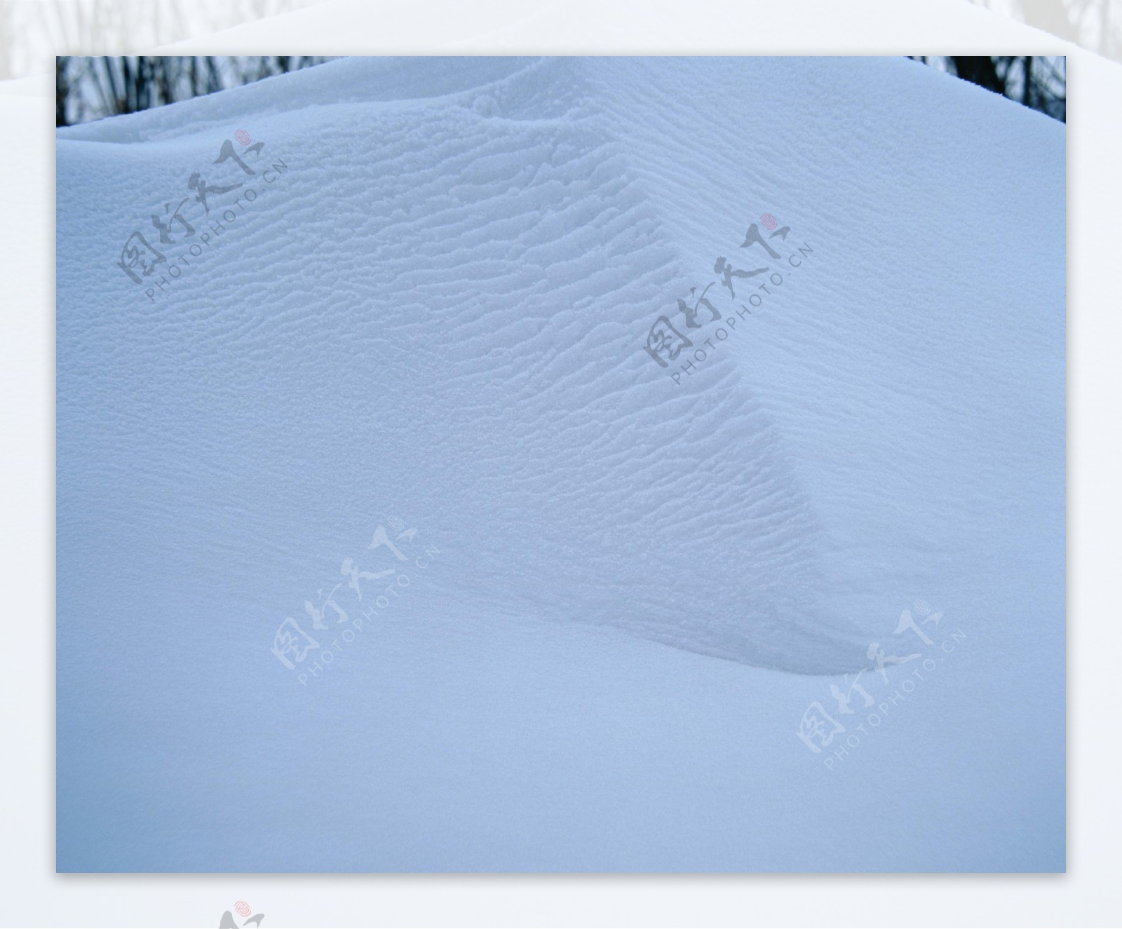 冬季一堆洁白的雪图片