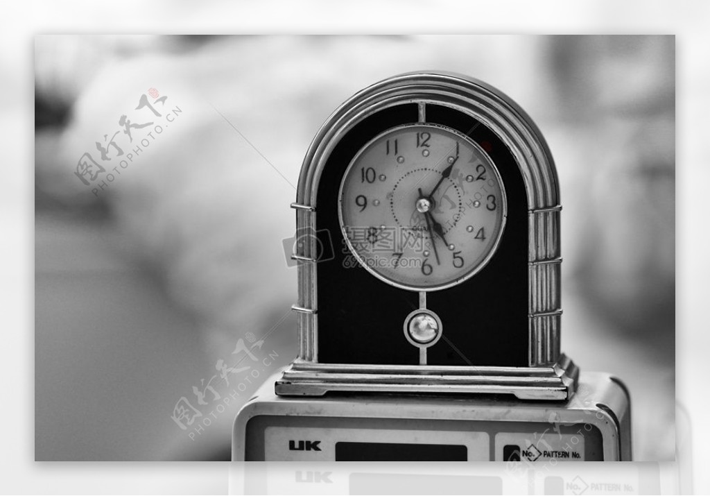 复古数字时间手表时钟闹钟时钟黑与白特写镜头黑色和白色