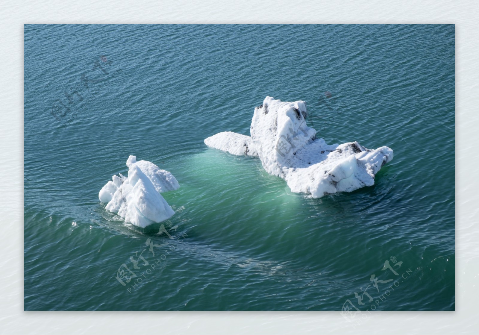 海面上的浮冰图片